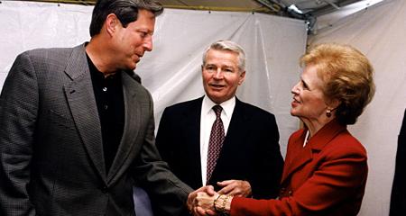 2000年，时任校长Sherry Penney和副总统Al Gore.